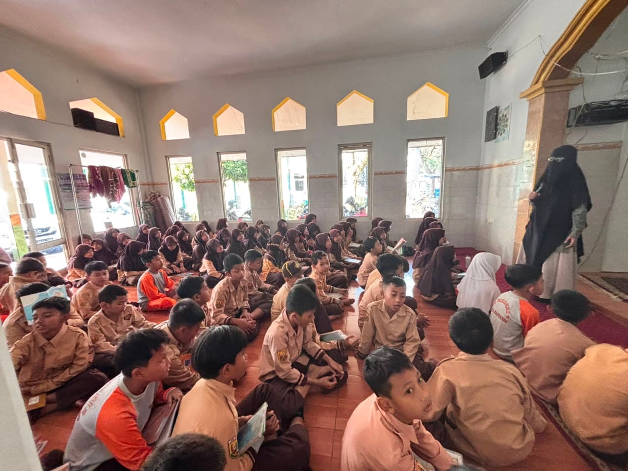 Gerakan Baca Tulis Al-Qur'an di MIN 2 Kota Bandung Perkuat Karakter Religius Siswa