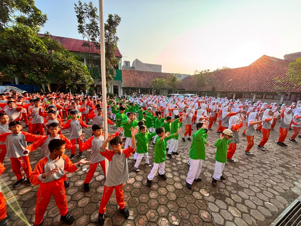 Senam Pagi Rutin MIN 2 Kota Bandung Bangun Budaya Hidup Sehat dan Semangat Belajar