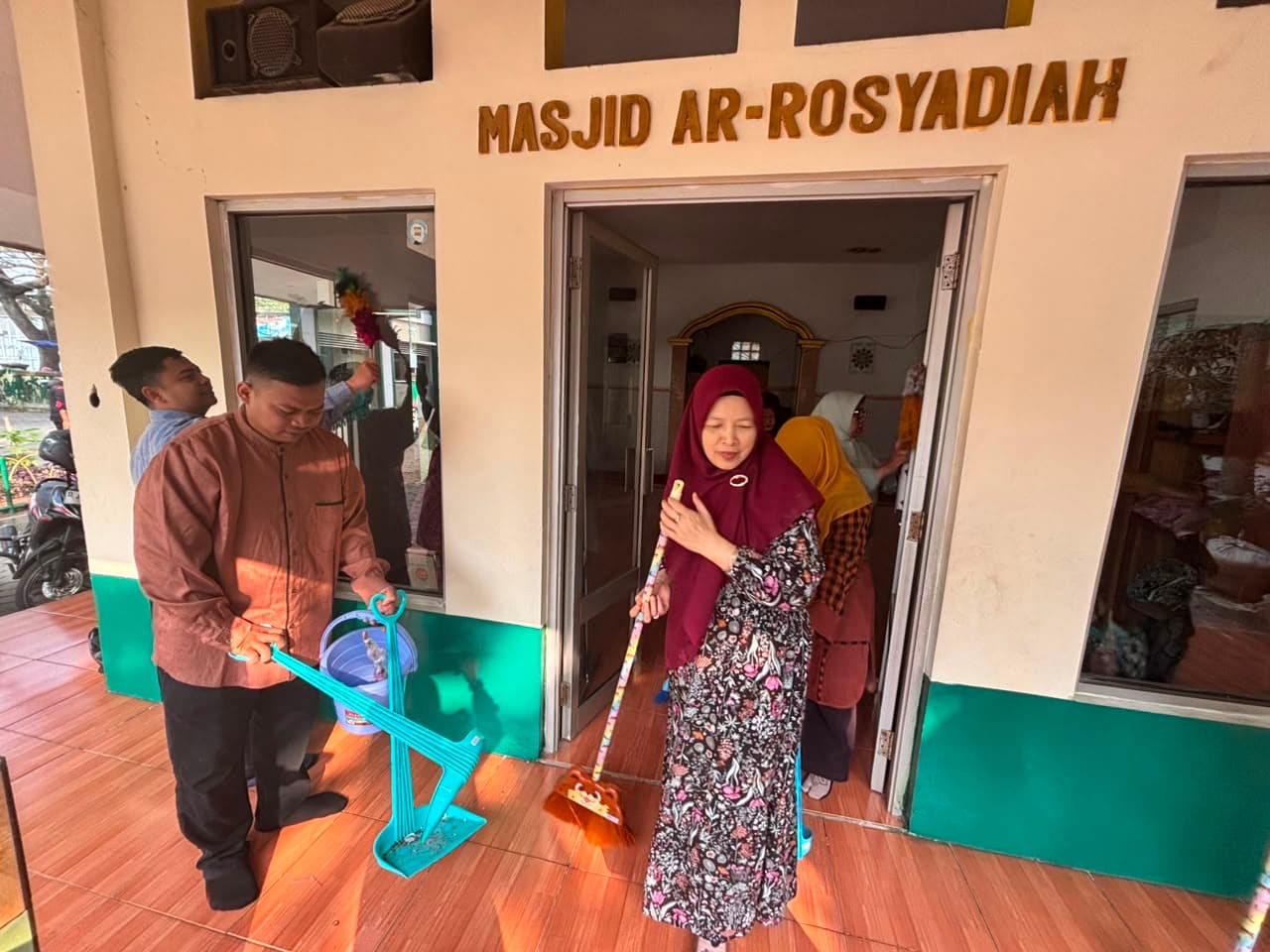 Geber Masjid Ar-Rosyadiyah, ASN MIN 2 Kota Bandung Wujudkan Gerakan Bersih Rumah Ibadah